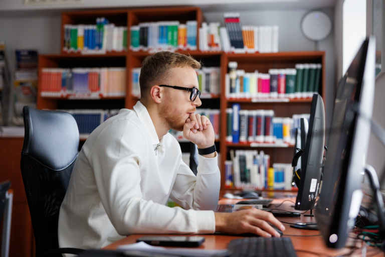 Biblioteka | Uniwersytet WSB Merito Opole: Student korzystający z komputera