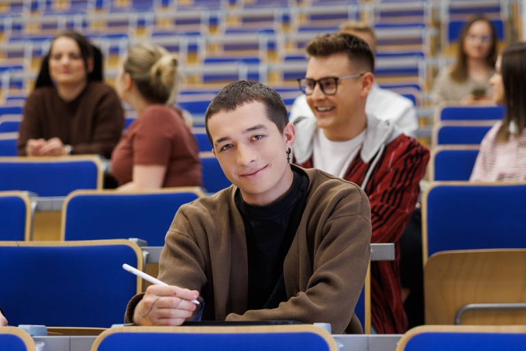 Maturzyści | Uniwersytet WSB Merito Opole: Student siedzący w auli