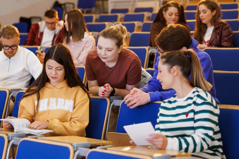 Zarządzanie | Studia I stopnia w Opolu | Uniwersytet WSB Merito Opole: Grupa studentów w auli