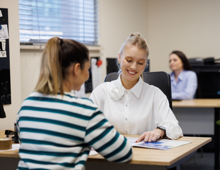 Zasady rekrutacji | Uniwersytet WSB Merito Opole: Główna grafika: Opole - Zasady rekrutacji- Dziewczyna w biurze rekrutacji