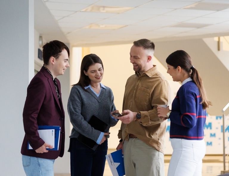 Administracja i bezpieczeństwo wewnętrzne | Studia I stopnia w Opolu | Uniwersytet WSB Merito Opole: Grupa studentów na koryatrzu