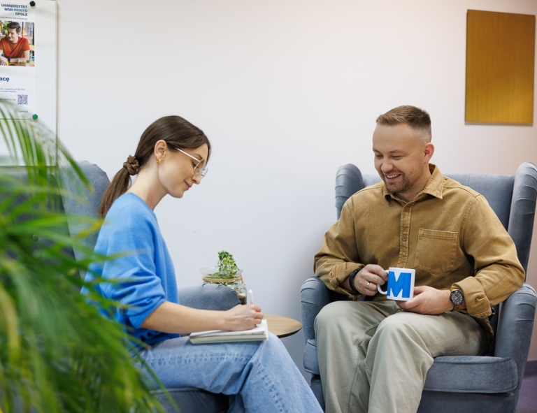 Psychologia | Studia jednolite magisterskie w Opolu | Uniwersytet WSB Merito Opole: Studenci siedzący w szarych fotelach
