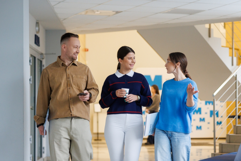 Centrum Współpracy Międzynarodowej | Uniwersytet WSB Merito Opole: Grupa studentów na korytarzu 