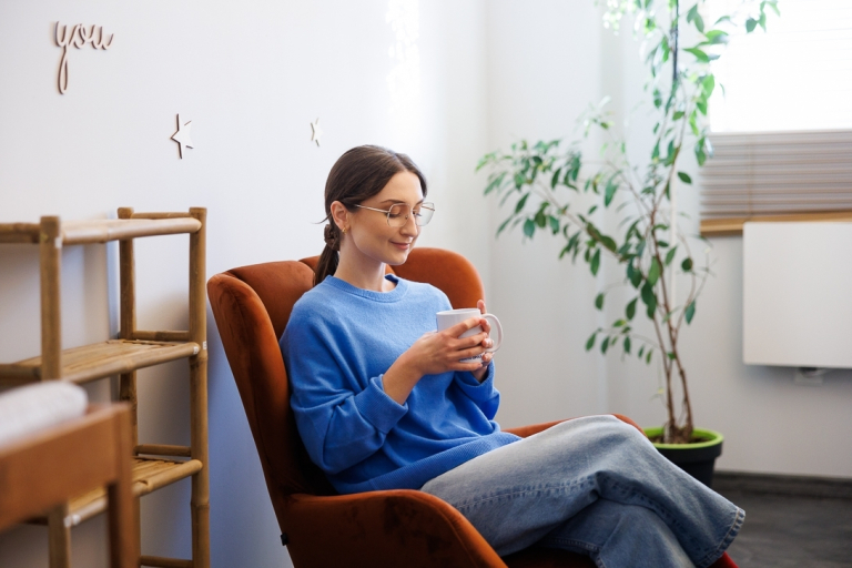 Nasz budynek | Uniwersytet WSB Merito Opole: Kobieta siedząca w pokoju wyciszeń