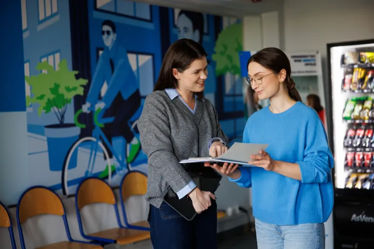 Administracja i bezpieczeństwo wewnętrzne | Studia I stopnia w Opolu | Uniwersytet WSB Merito Opole: Studentki na korytarzu