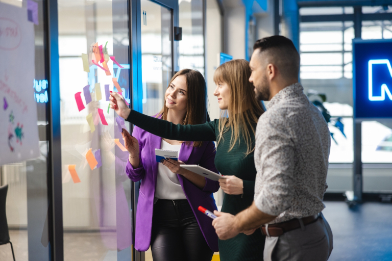 Logistyka | Studia I stopnia w Opolu | Uniwersytet WSB Merito Opole: Studenci robiący notatki na kolorowych karteczkach