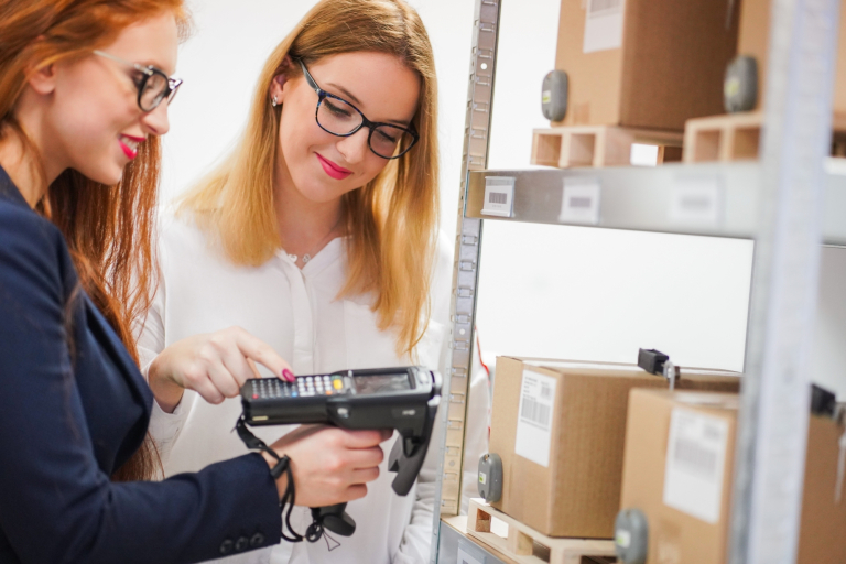 Logistyka | Studia I stopnia w Opolu | Uniwersytet WSB Merito Opole: Laboratorium RFID, dwie studentki pracują z czytnikiem