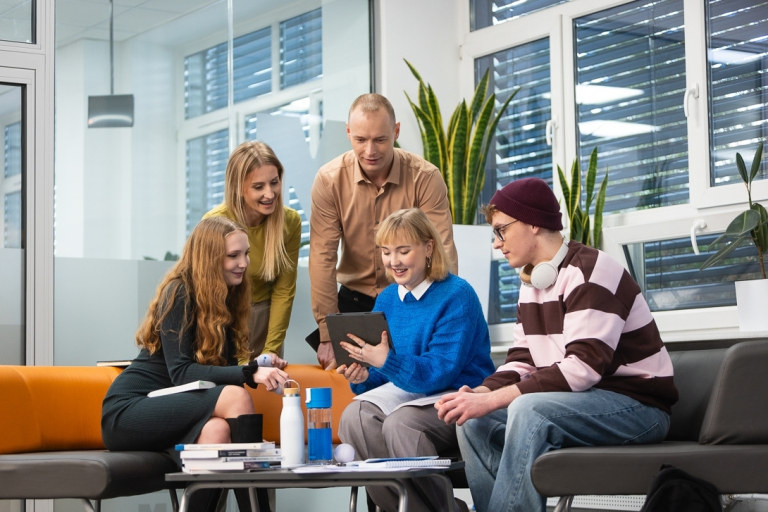 Przeniesienie z innej uczelni w Opolu | Uniwersytet WSB Merito Opole: Studenci przeglądający notatki na tablecie