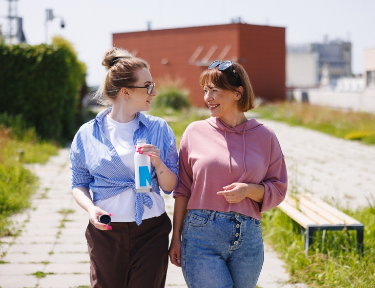 Zrównoważony rozwój | Uniwersytet WSB Merito Opole: Dwie spacerujące dziewczyny