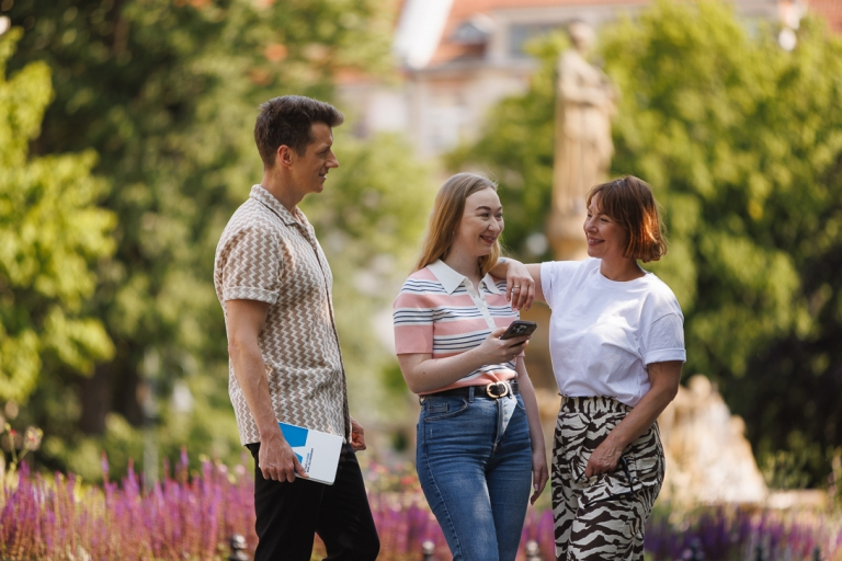 Poznaj nas | Uniwersytet WSB Merito Opole: Studenci na spacerze