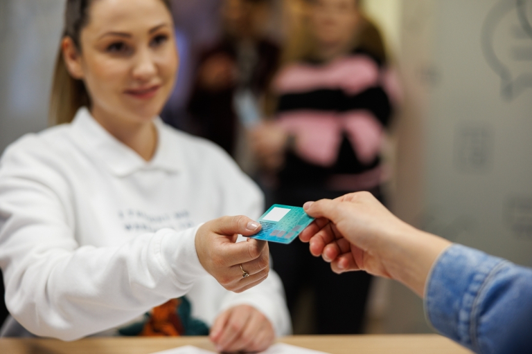 mLegitymacja – szybciej, wygodniej, bez kolejek! | Uniwersytet WSB Merito Opole: Studentka odbierająca legitymację