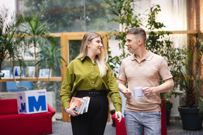 Dietetyka kliniczna i endokrynologiczna | Studia I stopnia w Opolu | Uniwersytet WSB Merito Opole: Studenci rozmawiający między sobą na korytarzu budynku uczelni