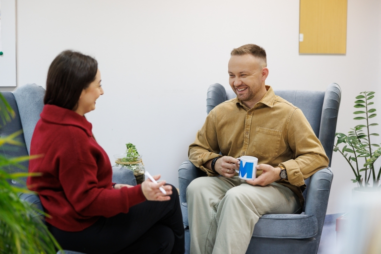 Psychologia kliniczna | Studia jednolite magisterskie w Opolu | Uniwersytet WSB Merito Opole: Rozmawiający studenci, siedzą w szarych fotelach