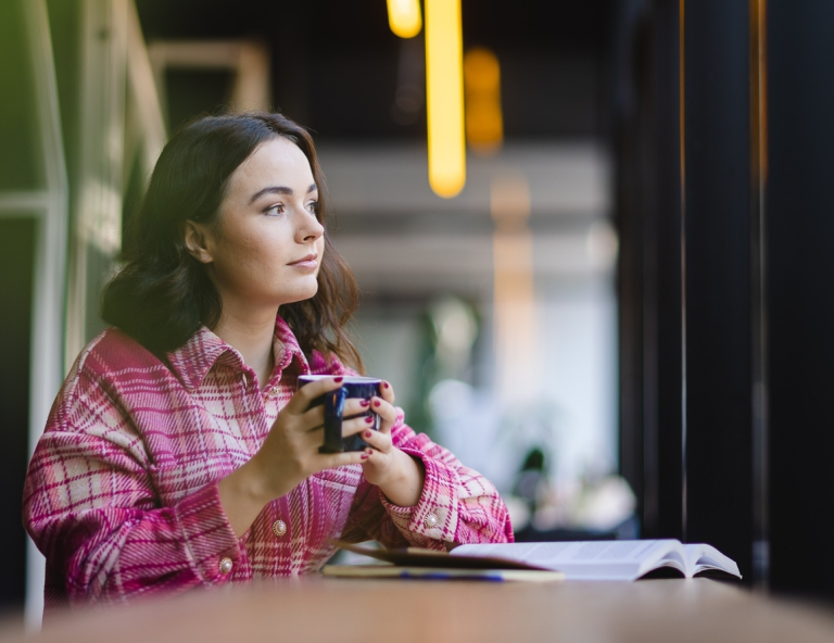 Dietetyka kliniczna i endokrynologiczna | Studia I stopnia w Opolu | Uniwersytet WSB Merito Opole: Studentka siedzi i czyta książkę