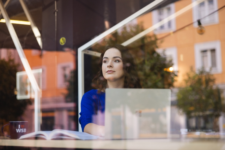 Strategie Digital Marketingu | Studia I stopnia w Opolu | Uniwersytet WSB Merito Opole: Studentka siedząca przy biurku z laptopem