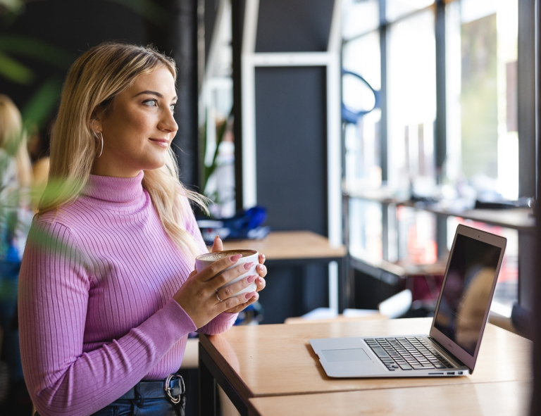 Dietetyka sportowa | Studia I stopnia w Opolu | Uniwersytet WSB Merito Opole: Studentka siedzi przy biurku z laptopem