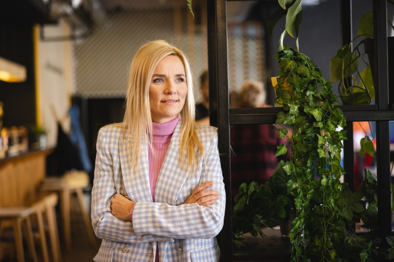 Dietetyka | Studia II stopnia w Opolu | Uniwersytet WSB Merito Opole: Studentka stoi i opiera się o ścianę