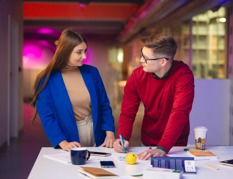 Sztuczna inteligencja i Data Science | Studia I stopnia w Opolu | Uniwersytet WSB Merito Opole: Studenci rozmawiający między sobą na korytarzu budynku uczelni