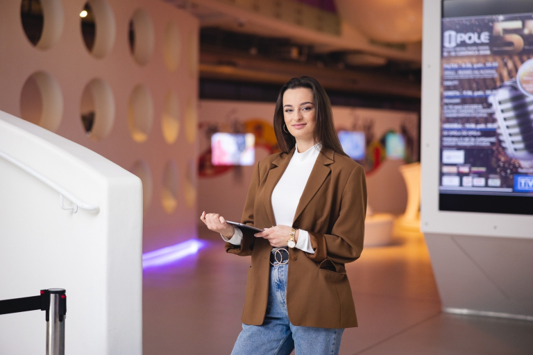 Programowanie | Studia I stopnia w Opolu | Uniwersytet WSB Merito Opole: Studentka stoi z tabletem w ręce