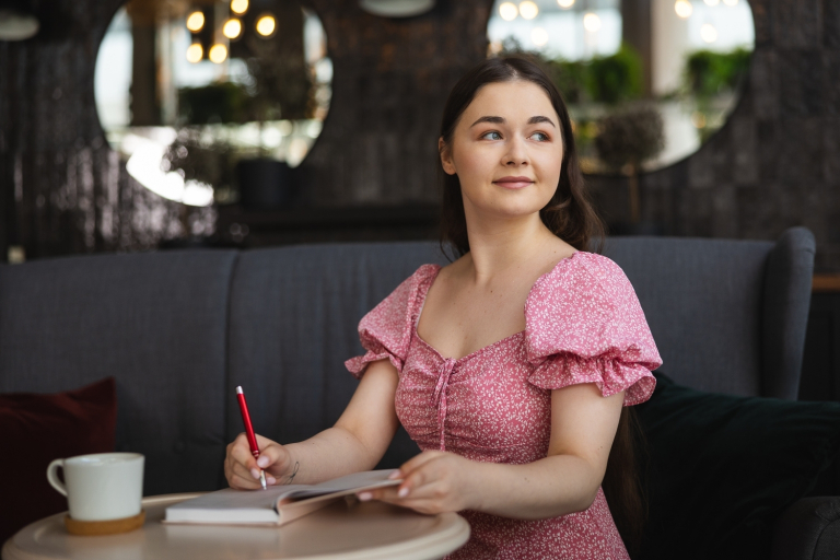 MBA Zarządzanie w podmiotach leczniczych | Studia MBA w Opolu | Uniwersytet WSB Merito Opole: Uczestniczka studiów podyplomowych robi notatki siedząc przy biurku