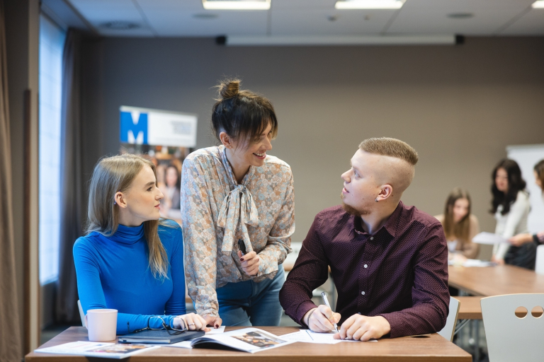 Dietetyka pediatryczna | Studia II stopnia ze studiami podyplomowymi  | Uniwersytet WSB Merito Opole: Uczestnicy studiów podyplomowych siedzą na fotelach i rozmawiają