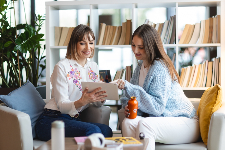 Pedagogika opiekuńczo-wychowawcza i innowacyjny warsztat pracy pedagoga | Studia I stopnia w Opolu | Uniwersytet WSB Merito Opole: Studentki siedzą i rozmawiają
