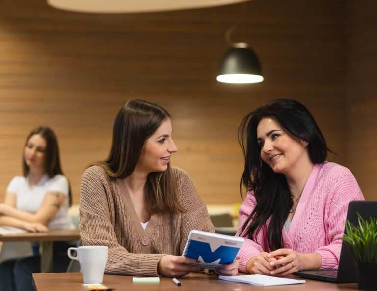 Pedagogika opiekuńczo-wychowawcza i innowacyjny warsztat pracy pedagoga | Studia I stopnia w Opolu | Uniwersytet WSB Merito Opole: Studentki siedzą i rozmawiają