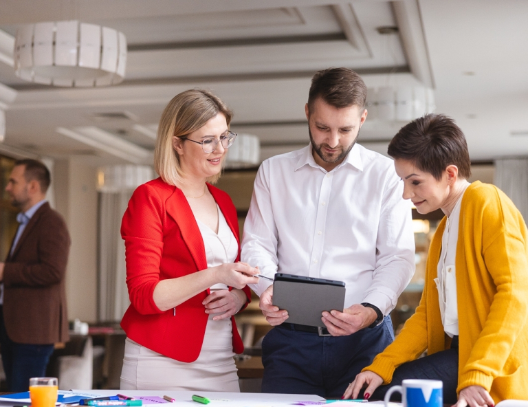 Mediacje sądowe i pozasądowe, studia podyplomowe: Uczestnicy studiów podyplomowych rozmawiają i analizują treści na tablecie