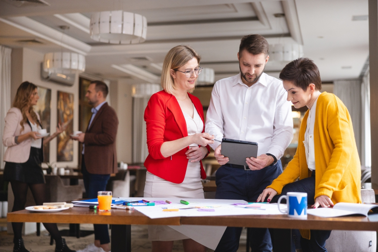 Księgowość i podatki w praktyce, studia podyplomowe: Uczestnicy studiów podyplomowych rozmawiają między sobą