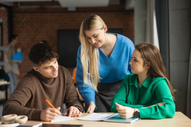 Stypendia i zniżki | Uniwersytet WSB Merito Opole: Główna grafika: Opole - studia I stopnia licencjackie - Zarządzanie: Zarządzanie małym i średnim przedsiębiorstwem - studenci analizują wspólnie notatki