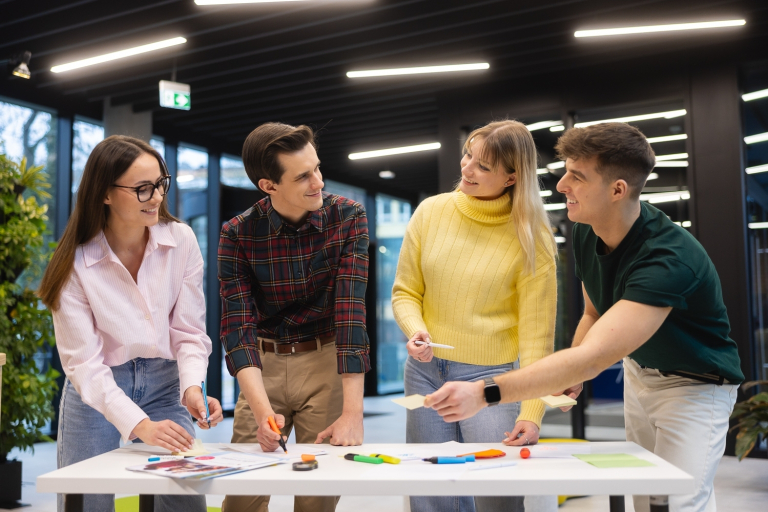 Stypendia i zniżki | Uniwersytet WSB Merito Opole: Główna grafika: Opole - studia I stopnia licencjackie - Zarządzanie: Zarządzanie zasobami ludzkimi - studenci wspólnie rozmawiają przy stole