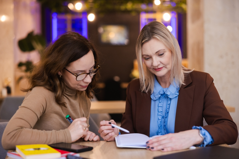 Zarządzanie jakością | Studia podyplomowe w Opolu | Uniwersytet WSB Merito Opole: Główna grafika: Opole - studia podyplomowe - Terapia uzależnień - uczestniczki studiów podyplomowych analizują wspólnie notatki z zeszytu