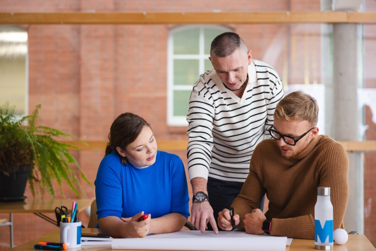 Pedagogika opiekuńczo-wychowawcza z pedagogiką Montessori | Studia I stopnia w Opolu | Uniwersytet WSB Merito Opole: Studenci analizują wspólnie notatki
