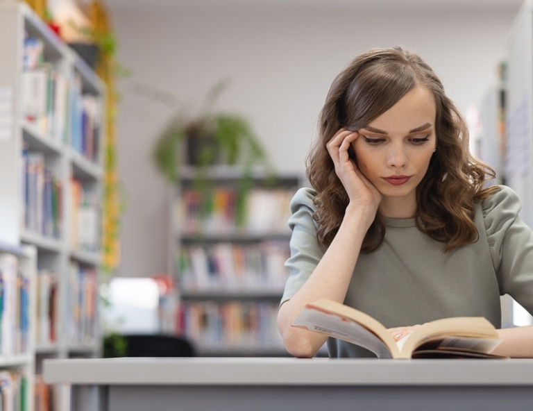 Dietetyka kliniczna i endokrynologiczna | Studia II stopnia ze studiami podyplomowymi  | Uniwersytet WSB Merito Opole: Studentka siedzi i czyta książkę