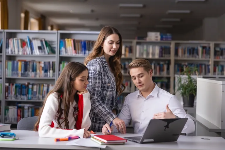 Administracja i bezpieczeństwo wewnętrzne | Studia I stopnia w Opolu | Uniwersytet WSB Merito Opole: Główna grafika: Opole - studia II stopnia - Pedagogika: Pedagogika opiekuńcza i innowacyjny warsztat pracy pedagoga - studenci analizują treści z laptopa