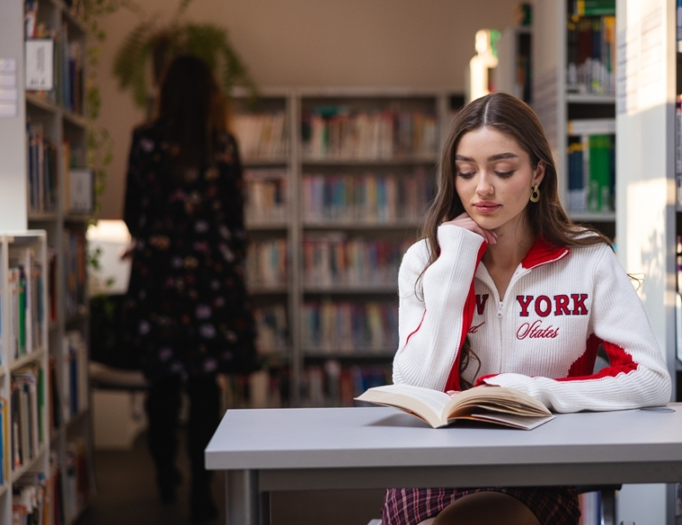 Psychodietetyka i terapia zaburzeń odżywiania | Studia I stopnia w Opolu | Uniwersytet WSB Merito Opole: Studentka siedzi i czyta książkę