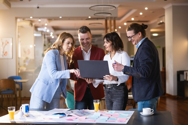 Cloud DevOps Engineer Administrator | Studia podyplomowe w Opolu | Uniwersytet WSB Merito Opole: Główna grafika: Opole - studia podyplomowe -Inżynieria Oprogramowania dla prędkości produktu - uczestnicy analizują treści z laptopa