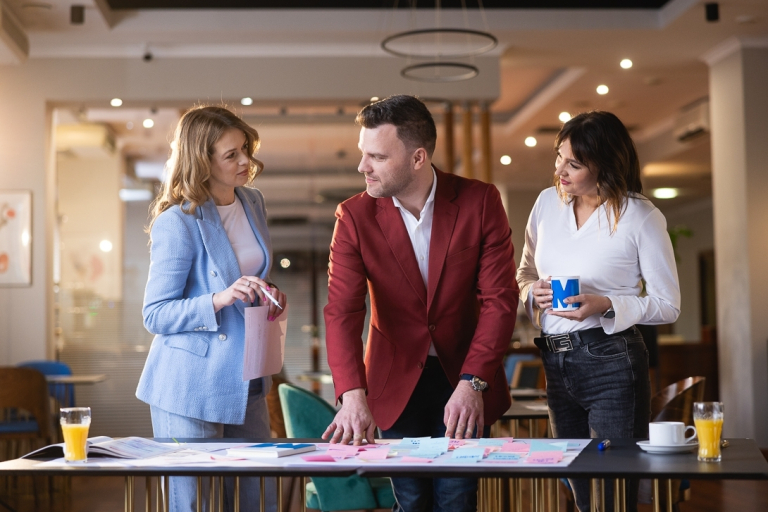 Administracja – prawo, zarządzanie i organizacja, studia podyplomowe: Uczestnicy studiów podyplomowych rozmawiają między sobą