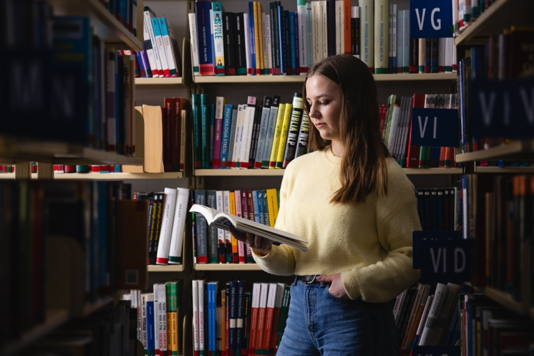MBA HR | Studia MBA w Opolu | Uniwersytet WSB Merito Opole: Uczestniczka studiów podyplomowych czyta książkę