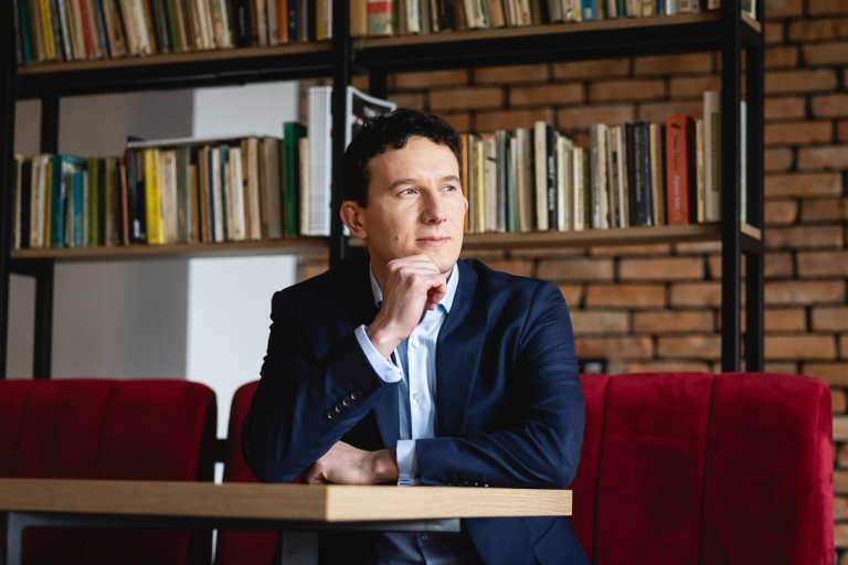 Psychoonkologia | Studia podyplomowe w Opolu | Uniwersytet WSB Merito Opole: Uczestnik studiów podyplomowych siedzi i spoglada przez okno