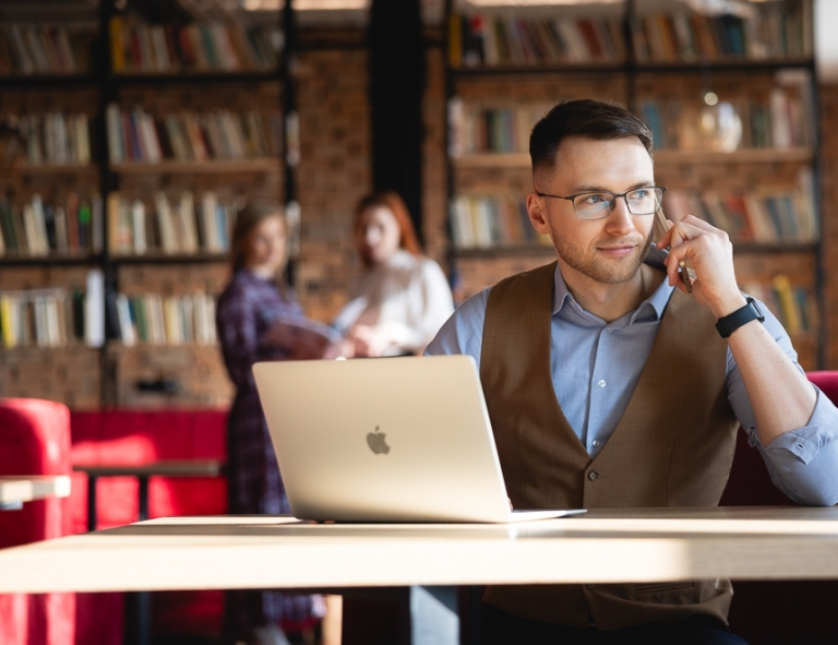 Cloud DevOps Engineer Administrator | Studia podyplomowe w Opolu | Uniwersytet WSB Merito Opole: Uczestnik studiów podyplomowych rozmawia przez telefon