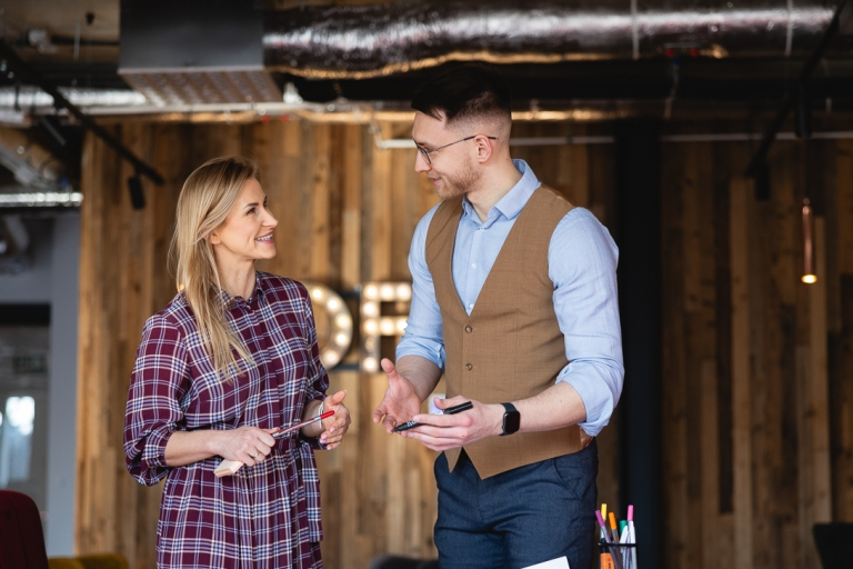 Coaching w standardzie ICF | Studia podyplomowe w Opolu | Uniwersytet WSB Merito Opole: Uczestnicy studiów podyplomowych rozmawiają między sobą