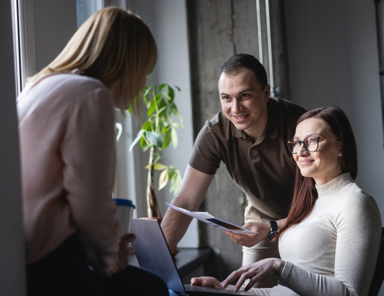 Administracja – prawo, zarządzanie i organizacja, studia podyplomowe: Uczestnicy studiów podyplomowych siedzą na fotelach i rozmawiają
