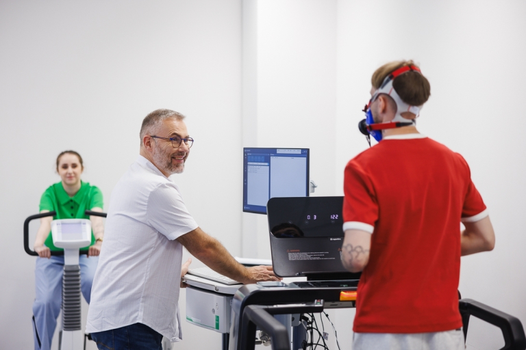 Dietetyka sportowa | Studia II stopnia ze studiami podyplomowymi  | Uniwersytet WSB Merito Opole: Główna grafika: Opole - studia II stopnia- Dietetyka: Dietetyka sportowa- studenci wykonują ćwiczenia w laboratorium dietetycznym