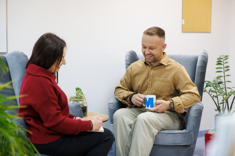 Dietetyka kliniczna i endokrynologiczna | Studia II stopnia ze studiami podyplomowymi  | Uniwersytet WSB Merito Opole: Uczestnicy studiów podyplomowych siedzą na fotelach i rozmawiają