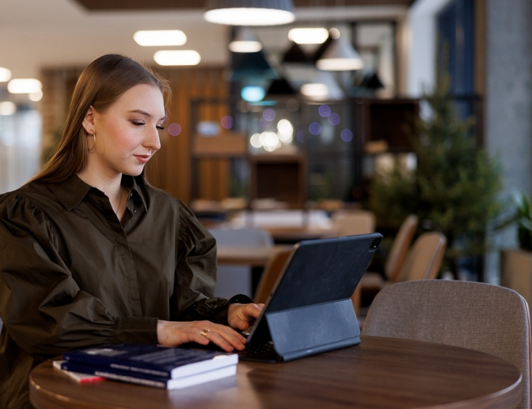 Logistyka i spedycja międzynarodowa | Studia I stopnia w Opolu | Uniwersytet WSB Merito Opole: Studentka siedzi przy biurku z laptopem