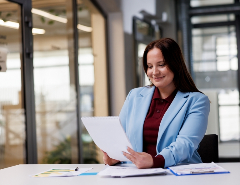 Cloud DevOps Engineer Administrator | Studia podyplomowe w Opolu | Uniwersytet WSB Merito Opole: Uczestniczka studiów podyplomowych siedzi przy biurku i analizuje notatki