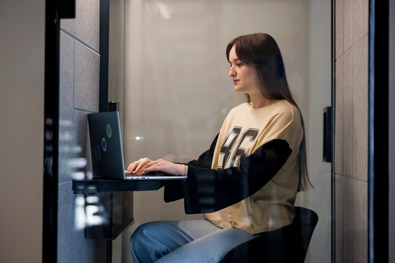 Cyberbezpieczeństwo | Studia I stopnia w Opolu | Uniwersytet WSB Merito Opole: Główna grafika: Opole - studia inżynierskie - Informatyka: Cyberbezpieczeństwo - studentka pracuje przy laptopie 