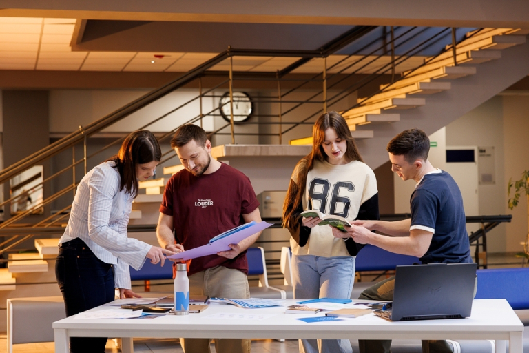 Master of Business Administration | Studia MBA w Opolu | Uniwersytet WSB Merito Opole: Główna grafika: Opole - studia I stopnia licencjackie - Zarządzanie: Psychologia i komunikacja w biznesie -  studenci analizują wspólnie notatki