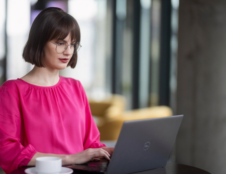 Neurodietetyka, studia podyplomowe: Uczestniczka studiów podyplomowych siedząca przy biurku z laptopem.